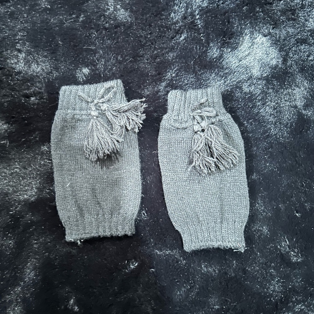 Cozy Black Knit Arm Warmers with Tassel Detail – Stylish & Warm